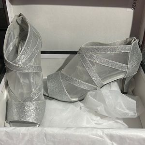 Easy Street Silver Glitter Dazzle Dress Shoes in 8 WW